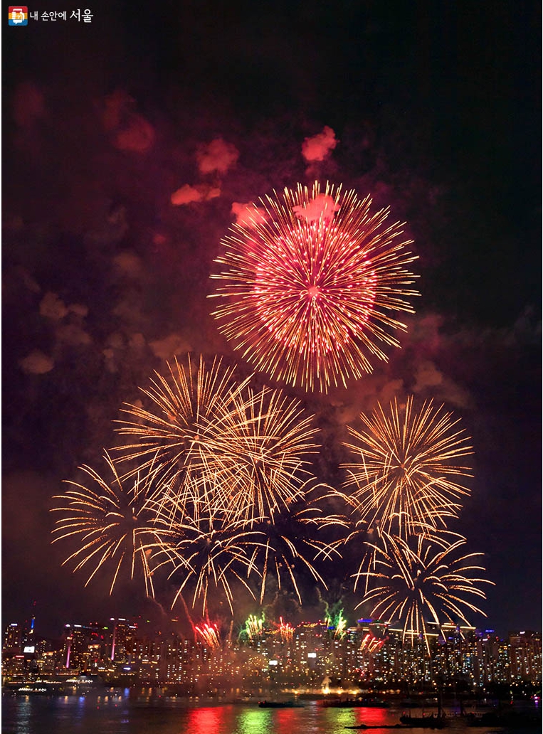 서울세계불꽃축제 명당은 여기! '엄마아빠행복존' 신청하세요