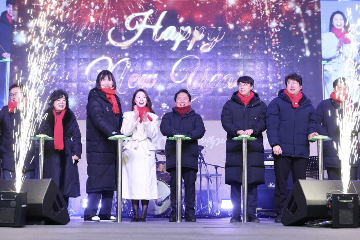 서대문구 신촌 카운트다운 콘서트 2026년 새해 힘차게 열었다